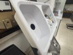 Korito HARMONY - eksponat v salonu, je vgradno pomivalno korito z dvemi posodami v beli barvi. Izdelano iz MIKROULTRAGRANITA. Mikrodelci kremena in granita,