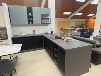 Kotna kuhinja ANJA 215x280 - eksponat v salonu je elegantna kuhinja v barvni kombinaciji aquamarin/črna/siva. Kuhinja je izdelana iz oplemenitenih ivernih