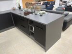 Kotna kuhinja ANJA 215x280 - eksponat v salonu je elegantna kuhinja v barvni kombinaciji aquamarin/črna/siva. Kuhinja je izdelana iz oplemenitenih ivernih