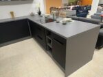 Kotna kuhinja ANJA 215x280 - eksponat v salonu je elegantna kuhinja v barvni kombinaciji aquamarin/črna/siva. Kuhinja je izdelana iz oplemenitenih ivernih
