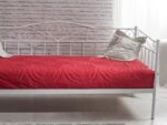 Masivna postelja TUB. Elegantnega videza za moderno spalnico. Kovinsko ogrodje. Dimenzija postelje je 90 x 200 cm. V ceno je vključen POSTELJNI POD. Barva: -