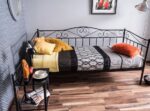 Masivna postelja TUB. Elegantnega videza za moderno spalnico. Kovinsko ogrodje. Dimenzija postelje je 90 x 200 cm. V ceno je vključen POSTELJNI POD. Barva: -