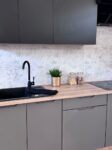 Kuhinjski blok BENTI 260 je dobavljiv v črni barvi s kombinacijo artisan in rjave barve. Korpusi so narejeni iz laminirane plošče. Laminirane plošče so