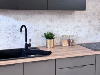 Kuhinjski blok BENTI 260 je dobavljiv v črni barvi s kombinacijo artisan in rjave barve. Korpusi so narejeni iz laminirane plošče. Laminirane plošče so