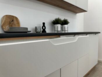 Kuhinjski blok BINKA 200 je dobavljiv v beli barvi. Korpusi so narejeni iz laminirane plošče debeline 16 mm. Laminirane plošče so najpogosteje izbran