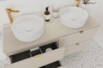 Nadpultni kopalniški umivalnik CHLOE je narejen iz kvalitetne keramike. Združuje preprosto obliko s subtilnim zaključkom . Njegova okrogla oblika in svetel
