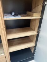 Nizka vitrina KVIN - eksponat v salonu, je popolen kos pohištva, ki popestri vaš prostor. Narejena je iz laminirane plošče in kakovostnega kaljenega