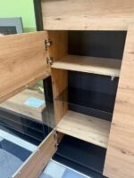 Nizka vitrina KVIN - eksponat v salonu, je popolen kos pohištva, ki popestri vaš prostor. Narejena je iz laminirane plošče in kakovostnega kaljenega