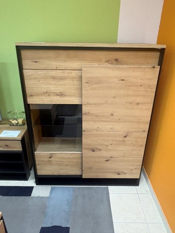 Nizka vitrina KVIN - eksponat v salonu Nizka vitrina KVIN - eksponat v salonu, je popolen kos pohištva, ki popestri vaš prostor. Narejena je iz laminirane plošče in kakovostnega kaljenega