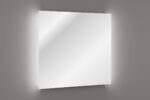 Ogledalo AROR z LED je elegantna in minimalistična izbira za vsako kopalnico. Njegova pravokotna oblika, brezokvirna zasnova in moderna LED stranska