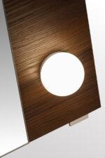 Ogledalo ROTH 80 cm LED ogledal je kos pohištva z brezčasno eleganco in klasičnem dizajnom. Ogledalo ROTH z globoko, prefinjeno barvo in izrazitimi lesnimi