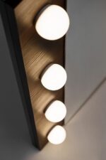 Ogledalo ROTH 80 cm LED ogledal je kos pohištva z brezčasno eleganco in klasičnem dizajnom. Ogledalo ROTH z globoko, prefinjeno barvo in izrazitimi lesnimi
