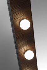 Ogledalo ROTH 80 cm LED ogledal je kos pohištva z brezčasno eleganco in klasičnem dizajnom. Ogledalo ROTH z globoko, prefinjeno barvo in izrazitimi lesnimi