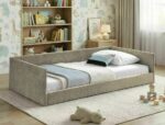 Otroška postelja MAVRI 90 x 180 cm bež združuje varnost, udobje in sodoben videz. Oblazinjena je v prijetno tkanino v elegantni temno bež barvi, ki se lepo