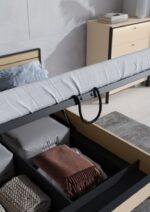 Moderna postelja EVAS 180 x 200 cm za spalnico, zasnovana za vzmetnico 180 x 200. Opremljena z letvenim ogrodjem zagotavlja ustrezno oporo vzmetnici in