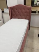 Kvalitetna postelja ROK 90x200 cm - eksponat v salonu, vam bo zagotovila miren spanec. Narejena v kvalitetnem žametnem blagu roza barve. V ceno je vključen