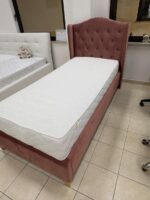 Kvalitetna postelja ROK 90x200 cm - eksponat v salonu, vam bo zagotovila miren spanec. Narejena v kvalitetnem žametnem blagu roza barve. V ceno je vključen