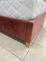 Kvalitetna postelja ROK 90x200 cm - eksponat v salonu, vam bo zagotovila miren spanec. Narejena v kvalitetnem žametnem blagu roza barve. V ceno je vključen
