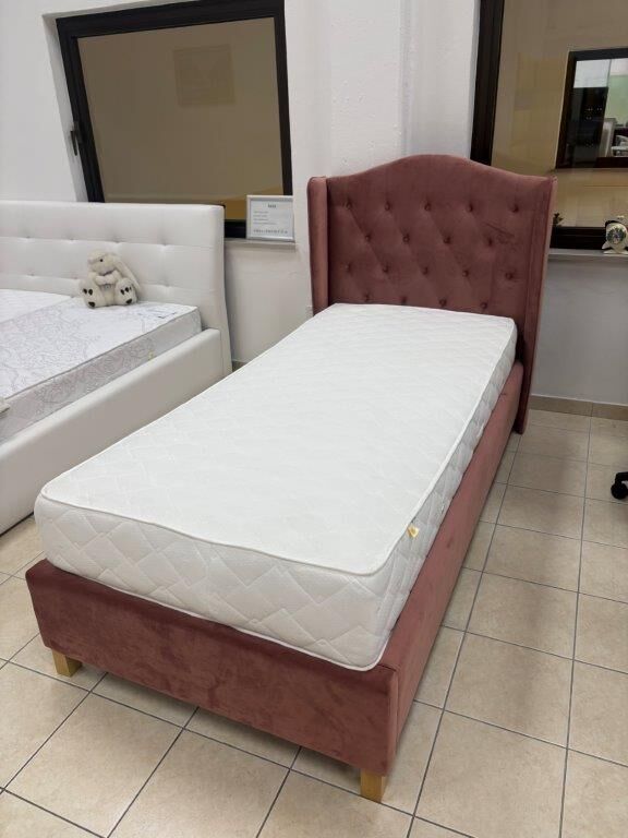 Postelja ROK 90x200 - eksponat v salonu Kvalitetna postelja ROK 90x200 cm - eksponat v salonu, vam bo zagotovila miren spanec. Narejena v kvalitetnem žametnem blagu roza barve. V ceno je vključen