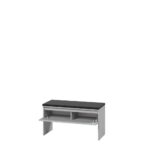 Predsoba SIMBAS 4 je sestavljena iz kar štirih delov: komoda, ogledalo, dva obešalnika in klop. Klop je praktičen in funkcionalen kos pohištva za vaš