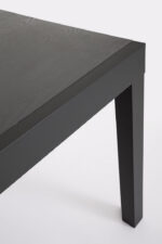 Raztegljiva miza CLIV 135/270X90 antracit, izdelana iz prašno barvanega aluminija s poliestrsko zaščito, zagotavlja odlično odpornost in dolgo življenjsko