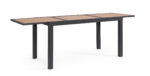 Raztegljiva miza HILIJA 140-210X77 antracit, je aluminijasta, s prašno barvanim ogrodjem in ploščo iz aluminijastih letvic v imitaciji lesa. Opremljena je z