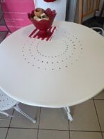 SET vrtna miza + 2 stola ETIENNE - eksponat v salonu, je narejen iz jekla z mat zaključkom. Material: - Jeklo Barva: - Bela Dimenzije: Miza: FI: Ø70 cm x V: