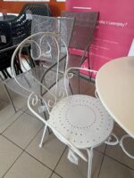 SET vrtna miza + 2 stola ETIENNE - eksponat v salonu, je narejen iz jekla z mat zaključkom. Material: - Jeklo Barva: - Bela Dimenzije: Miza: FI: Ø70 cm x V: