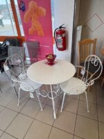 SET vrtna miza + 2 stola ETIENNE - eksponat v salonu, je narejen iz jekla z mat zaključkom. Material: - Jeklo Barva: - Bela Dimenzije: Miza: FI: Ø70 cm x V: