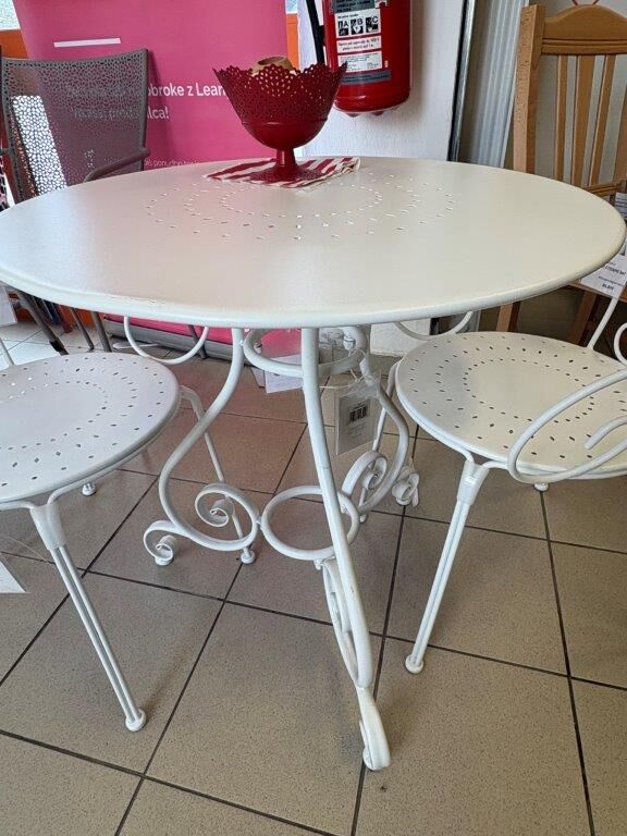 SET vrtna miza + 2 stola ETIENNE - eksponat v salonu SET vrtna miza + 2 stola ETIENNE - eksponat v salonu, je narejen iz jekla z mat zaključkom. Material: - Jeklo Barva: - Bela Dimenzije: Miza: FI: Ø70 cm x V: