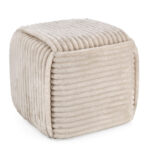 Tabure CUBE taupe je izdelan iz MDF-ja, ki tabureju zagotavlja stabilnost. Prevleka je iz poliestra z izgledom žameta. Pleteni detajli tabureju dodajo poseben