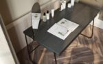 Pisarniška miza MATCHA z ogledalom združuje eleganco in kakovost. Lahko jo uporabljate, kot pisalno mizo ali pa kot vaš najljubši kotiček za branje,