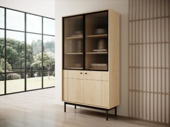 Vitrina JAPONI hrast je elegantna in preprosta. Odlično se poda v vsak dnevni prostor. Narejena je iz visokokakovostnih materialov, kar zagotavlja trdnost in