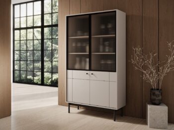 Vitrina JAPONI kašmir je elegantna in preprosta. Odlično se poda v vsak dnevni prostor. Narejena je iz visokokakovostnih materialov, kar zagotavlja trdnost