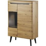 Elegantna vitrina RON v skandinavskem slogu je popolna izbira za ljubitelje prefinjene preprostosti in naravnih materialov. Na voljo je v hrastovem odtenku,