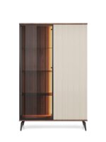 Vitrina VILMA je sodobna in elegantna. Narejena je iz kakovostnega MDF-ja in visokokakovostnega stekla. Zaradi svoje oblike in visokokakovostnih materialov je