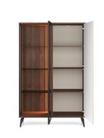 Vitrina VILMA je sodobna in elegantna. Narejena je iz kakovostnega MDF-ja in visokokakovostnega stekla. Zaradi svoje oblike in visokokakovostnih materialov je
