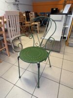Vrtni stol ETIENNE temno zelena - eksponat v salonu, je narejen iz jekla in ima mat zaključek. Material: - Jeklo Barve: - Zelena Dimenzije: širina: 49 cm