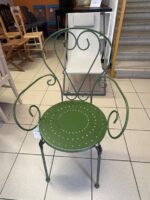 Vrtni stol ETIENNE temno zelena - eksponat v salonu, je narejen iz jekla in ima mat zaključek. Material: - Jeklo Barve: - Zelena Dimenzije: širina: 49 cm