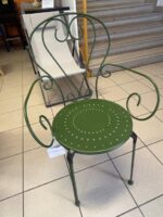 Vrtni stol ETIENNE temno zelena - eksponat v salonu, je narejen iz jekla in ima mat zaključek. Material: - Jeklo Barve: - Zelena Dimenzije: širina: 49 cm