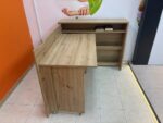 Zložljiva pisalna miza VOKI - eksponat v salonu, je narejena iz trpežne laminirane plošče in MDF plošče, zaključene z trpežnim ABS robom. Miza VOKI vam