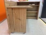 Zložljiva pisalna miza VOKI - eksponat v salonu, je narejena iz trpežne laminirane plošče in MDF plošče, zaključene z trpežnim ABS robom. Miza VOKI vam