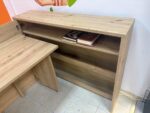 Zložljiva pisalna miza VOKI - eksponat v salonu, je narejena iz trpežne laminirane plošče in MDF plošče, zaključene z trpežnim ABS robom. Miza VOKI vam