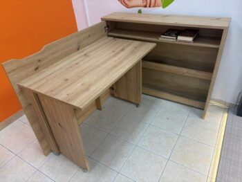 Zložljiva pisalna miza VOKI - eksponat v salonu, je narejena iz trpežne laminirane plošče in MDF plošče, zaključene z trpežnim ABS robom. Miza VOKI vam