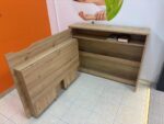 Zložljiva pisalna miza VOKI - eksponat v salonu, je narejena iz trpežne laminirane plošče in MDF plošče, zaključene z trpežnim ABS robom. Miza VOKI vam