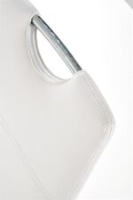 Jedilni stol K188 je dobavljiv v belem umetnem usnju s kovinskimi inox nogami. Dimenzija: - Š:45/G:63/V:101 cm, Material: - kovinsko podnožje - INOX - belo