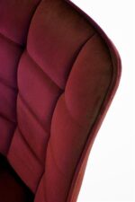 Jedilni stol K332 je dobavljiv v bordo barvi. Noge stola so iz kovine prašno barvane. Dimenzija: - Š:46/G:61/V:84 cm, Material: - velvet tkanina BLUVEL 59 -