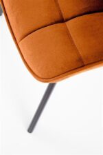 Jedilni stol K332 je dobavljiv v cimet barvi. Noge stola so iz kovine prašno barvane. Dimenzija: - Š:46/G:61/V:84 cm, Material: - velvet tkanina BLUVEL 4215