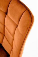 Jedilni stol K332 je dobavljiv v cimet barvi. Noge stola so iz kovine prašno barvane. Dimenzija: - Š:46/G:61/V:84 cm, Material: - velvet tkanina BLUVEL 4215