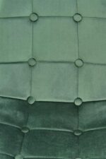 Jedilni stol K417 je dobavljiv v zeleni barvi. Noge stola so iz kovine prašno barvane. Dimenzija: - Š:44/G:56/V:87 cm, Material: - velvet tkanina HLR 57 -